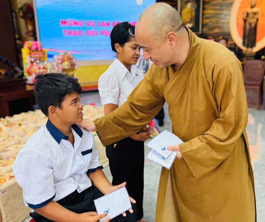 Chùa Hoa Nghiêm trao tặng 100 phần quà cho 50 gia đình và 50 học sinh có hoàn cảnh khó khăn